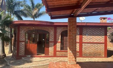 VENTA DE CASA DE CAMPO EN IXTLAHUACAN DE LOS MEMBRILLOS GRAN TERRENO.