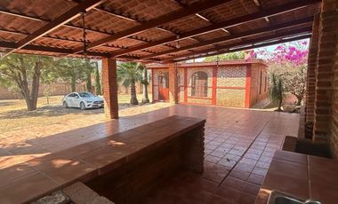 VENTA DE CASA DE CAMPO EN IXTLAHUACAN DE LOS MEMBRILLOS GRAN TERRENO.