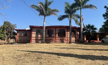VENTA DE CASA DE CAMPO EN IXTLAHUACAN DE LOS MEMBRILLOS GRAN TERRENO.