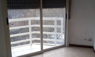 Departamento 2 amb. con balcon a mts. plaza San Martin