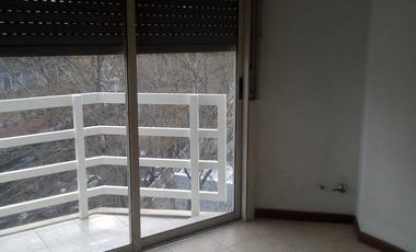 Departamento 2 amb. con balcon a mts. plaza San Martin