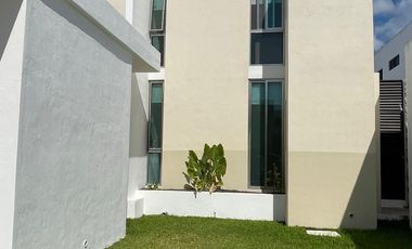 Venta de Casa en Mérida, Conkal, Residencial Magnolia, Alberca privada