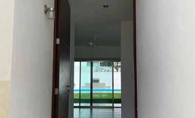 Venta de Casa en Mérida, Conkal, Residencial Magnolia, Alberca privada