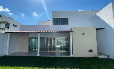 Venta de Casa en Mérida, Conkal, Residencial Magnolia, Alberca privada