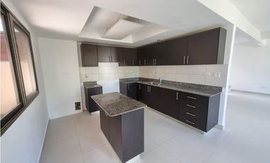 SE VENDE CASA EN WOODLANDS GRAN TERRENO PANAMA PACIFICO