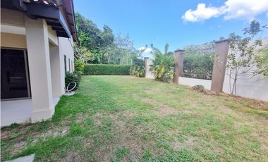 SE VENDE CASA EN WOODLANDS GRAN TERRENO PANAMA PACIFICO