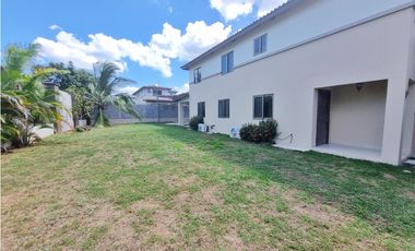 SE VENDE CASA EN WOODLANDS GRAN TERRENO PANAMA PACIFICO