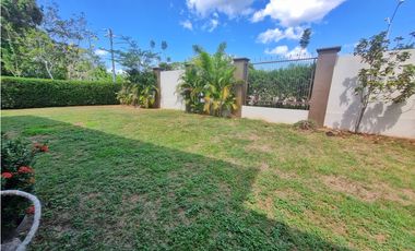 SE VENDE CASA EN WOODLANDS GRAN TERRENO PANAMA PACIFICO