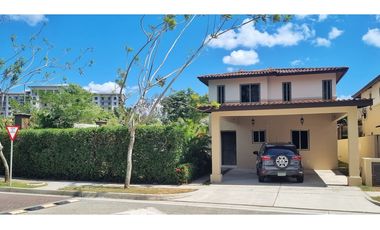 SE VENDE CASA EN WOODLANDS GRAN TERRENO PANAMA PACIFICO