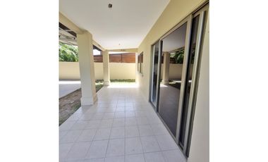 SE VENDE CASA EN WOODLANDS GRAN TERRENO PANAMA PACIFICO