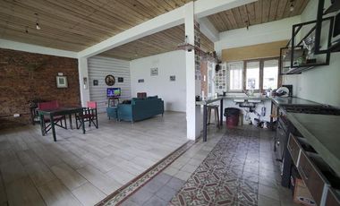 OPORTUNIDAD !!!! Casa antigua reciclada- Lomas de Zamora Este