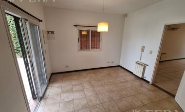 Venta de casa 5 ambientes con cochera y piscina en Belén de Escobar