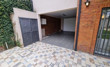 Venta de casa 5 ambientes con cochera y piscina en Belén de Escobar