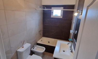 Venta de casa 5 ambientes con cochera y piscina en Belén de Escobar