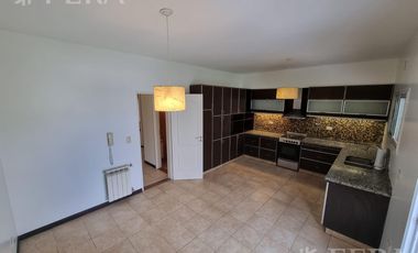 Venta de casa 5 ambientes con cochera y piscina en Belén de Escobar