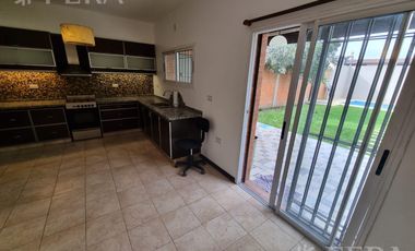 Venta de casa 5 ambientes con cochera y piscina en Belén de Escobar