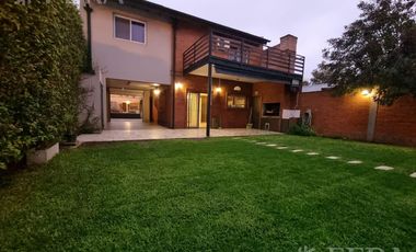 Venta de casa 5 ambientes con cochera y piscina en Belén de Escobar