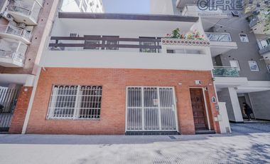 PH USO PROFESIONAL - IMPECABLE - En 2 plantas 242m2 al frente - Villa Urquiza