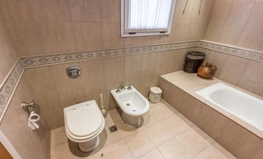 En venta Ayres de Pilar divina casa de 4 dorm sobre  terreno de 1