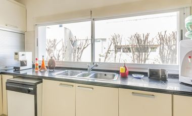 En venta Ayres de Pilar divina casa de 4 dorm sobre  terreno de 1