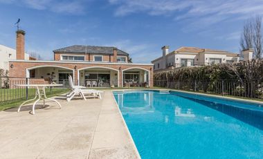 En venta Ayres de Pilar divina casa de 4 dorm sobre  terreno de 1