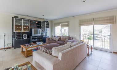 En venta Ayres de Pilar divina casa de 4 dorm sobre  terreno de 1