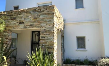 Casa en venta y alquiler en El Centauro Canning