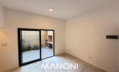 PH en venta de 2 ambientes con patio y parrilla - San Martín Centro