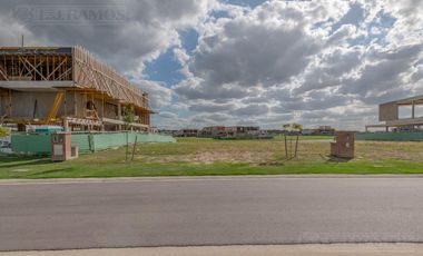 Lote a la laguna en venta  en Los Puentes - Nordelta