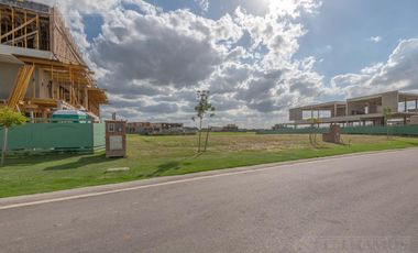 Lote a la laguna en venta  en Los Puentes - Nordelta