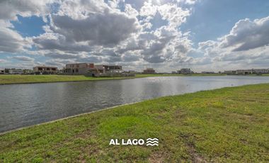 Lote a la laguna en venta  en Los Puentes - Nordelta