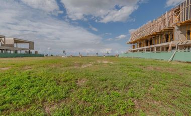 Lote a la laguna en venta  en Los Puentes - Nordelta
