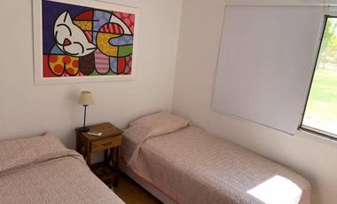Casa 3 dormitorios, un baño completo, un toilette, living, comedor, cocina, galeria, amplio patio, lote en esquina.
