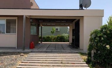 Casa 3 dormitorios, un baño completo, un toilette, living, comedor, cocina, galeria, amplio patio, lote en esquina.