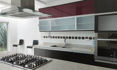 EXCLUSIVA RESIDENCIA EN PRADO LARGO, CON BUENOS ACABADOS