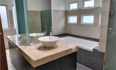 EXCLUSIVA RESIDENCIA EN PRADO LARGO, CON BUENOS ACABADOS