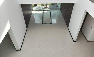 EXCLUSIVA RESIDENCIA EN PRADO LARGO, CON BUENOS ACABADOS