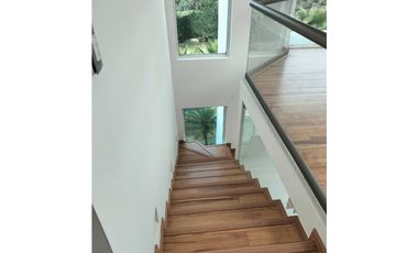 EXCLUSIVA RESIDENCIA EN PRADO LARGO, CON BUENOS ACABADOS