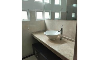 EXCLUSIVA RESIDENCIA EN PRADO LARGO, CON BUENOS ACABADOS
