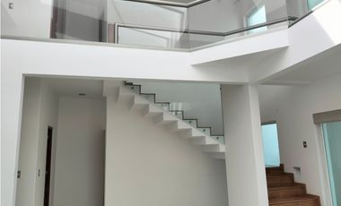 EXCLUSIVA RESIDENCIA EN PRADO LARGO, CON BUENOS ACABADOS