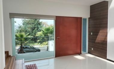 EXCLUSIVA RESIDENCIA EN PRADO LARGO, CON BUENOS ACABADOS