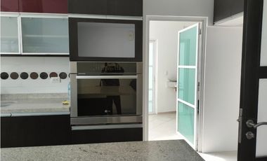 EXCLUSIVA RESIDENCIA EN PRADO LARGO, CON BUENOS ACABADOS