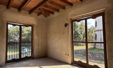 Casona con enorme terreno en VENTA, en calle Álvaro Obregón, Pátzcuaro