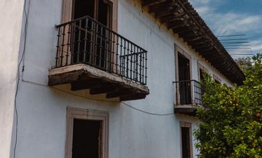 Casona con enorme terreno en VENTA, en calle Álvaro Obregón, Pátzcuaro
