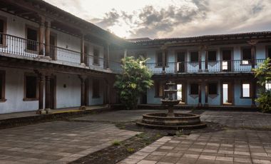 Casona con enorme terreno en VENTA, en calle Álvaro Obregón, Pátzcuaro
