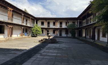Casona con enorme terreno en VENTA, en calle Álvaro Obregón, Pátzcuaro