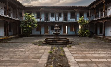 Casona con enorme terreno en VENTA, en calle Álvaro Obregón, Pátzcuaro