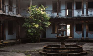 Casona con enorme terreno en VENTA, en calle Álvaro Obregón, Pátzcuaro