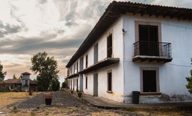 Casona con enorme terreno en VENTA, en calle Álvaro Obregón, Pátzcuaro