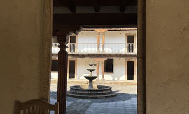 Casona con enorme terreno en VENTA, en calle Álvaro Obregón, Pátzcuaro